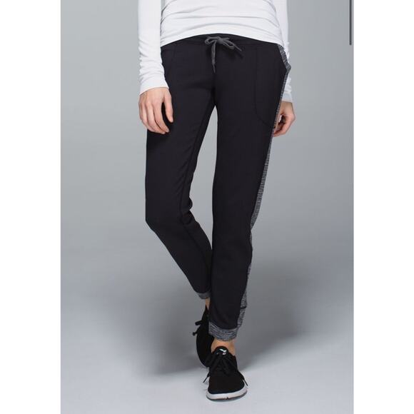 LULULEMON Base Runner Pant Size 4 Black Stripe White Jogger Athletic Women - Picture 1 of 9